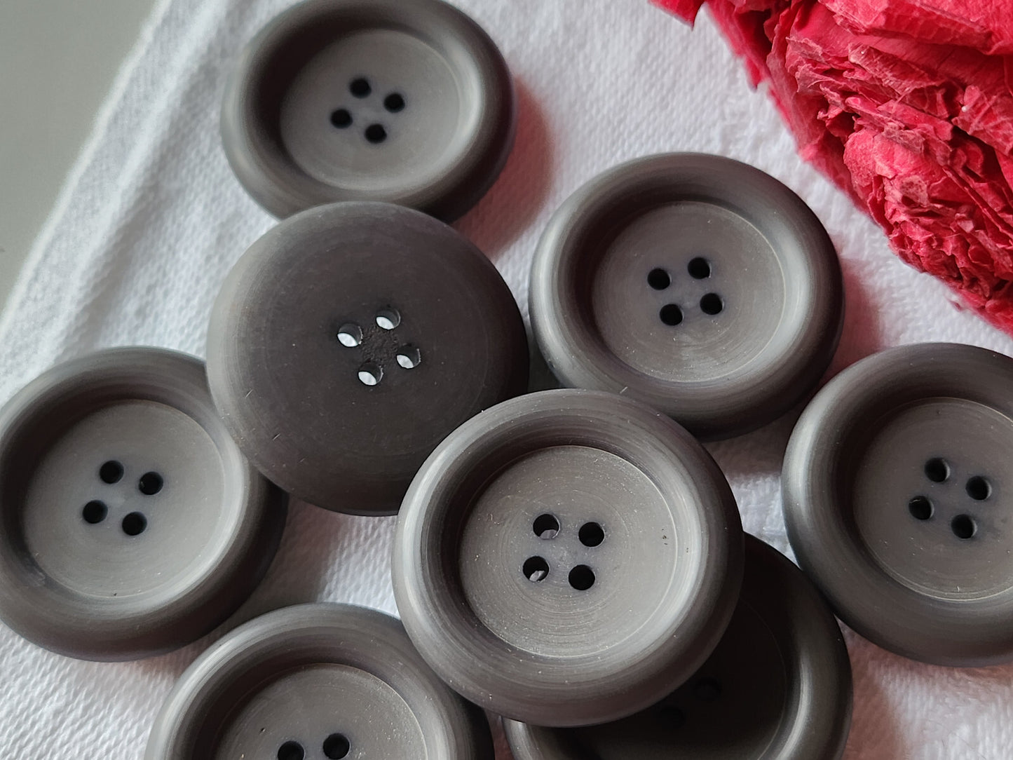 Lot 8 gros boutons vintage gris mat trous 2,7 cm ref 2927