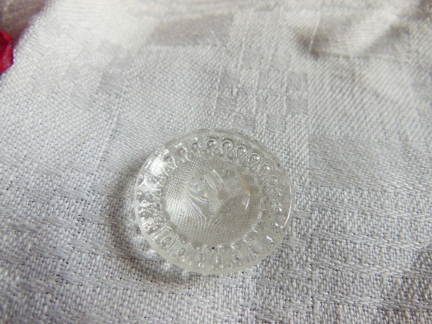 Gros bouton ancien en verre transparent fleur à pied 2,2 cm D14C