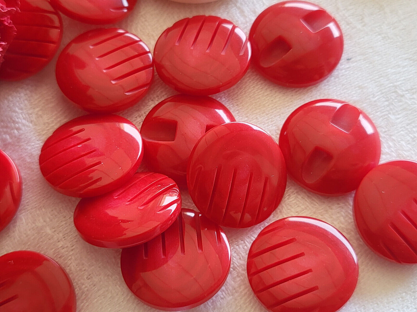 Lot 6 ou 10 boutons vintage rouge ciselé à pied 1,7 ou 2,2 cm ref 5163 5228