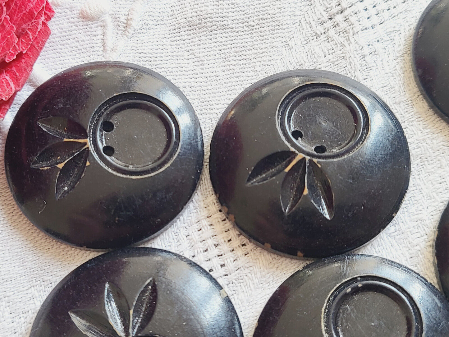 lot 6 gros boutons anciens en bois peint motif à trous 3 cm ref 5098
