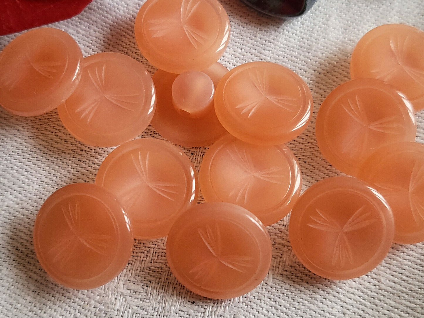 Lot 11 petits boutons vintage à pied rose motif diamètre 1,4 cm ref 4877