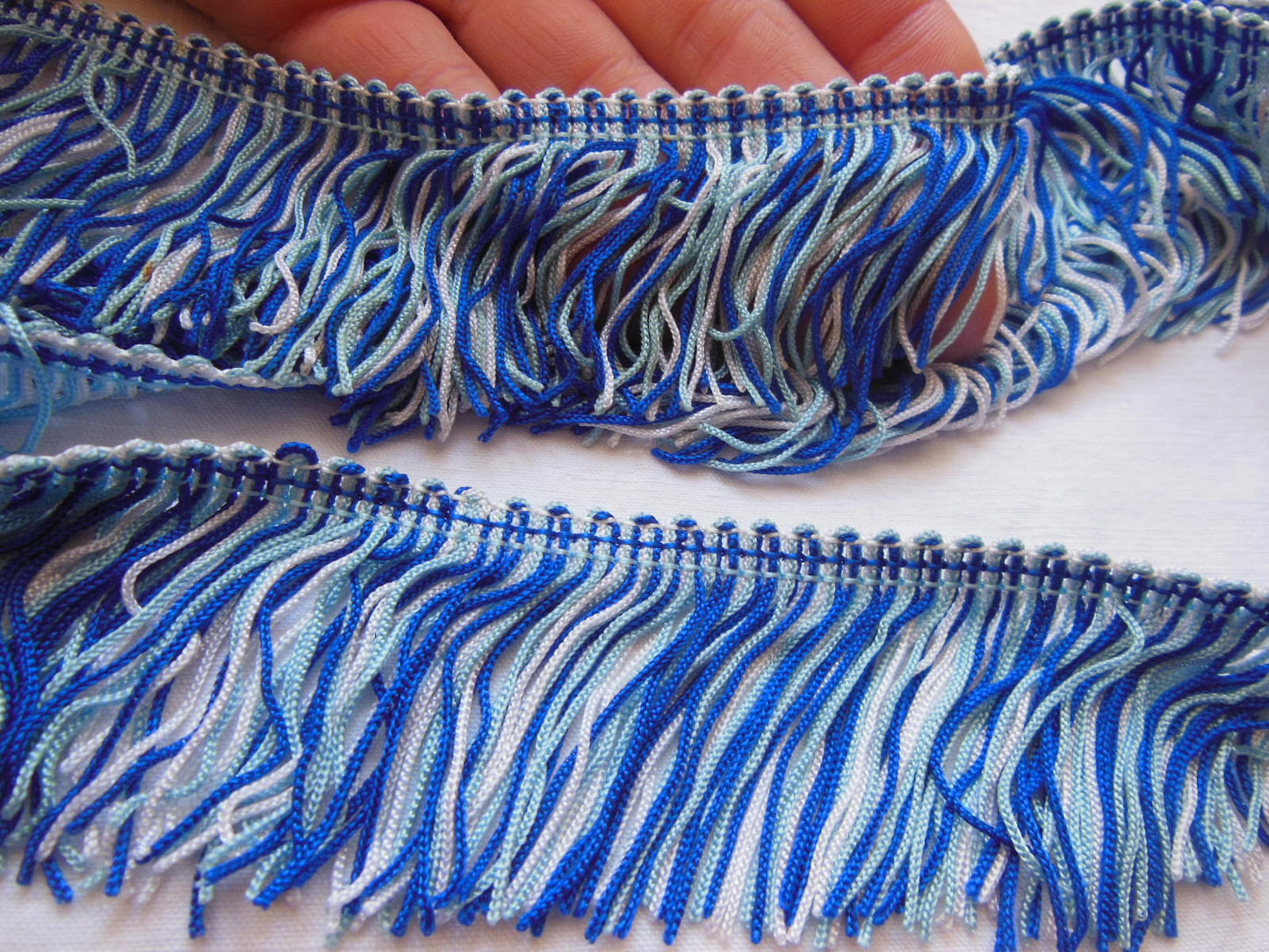 Galon vintage à franges camaïeu bleu blanc soyeux lumineux 2 mètres A2