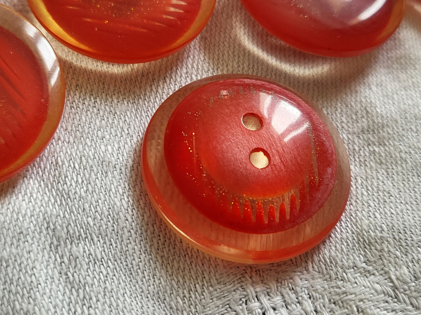 Lot 5 gros boutons vintage épais inclusion rouge doré à trous 2,8 cm ref 1387