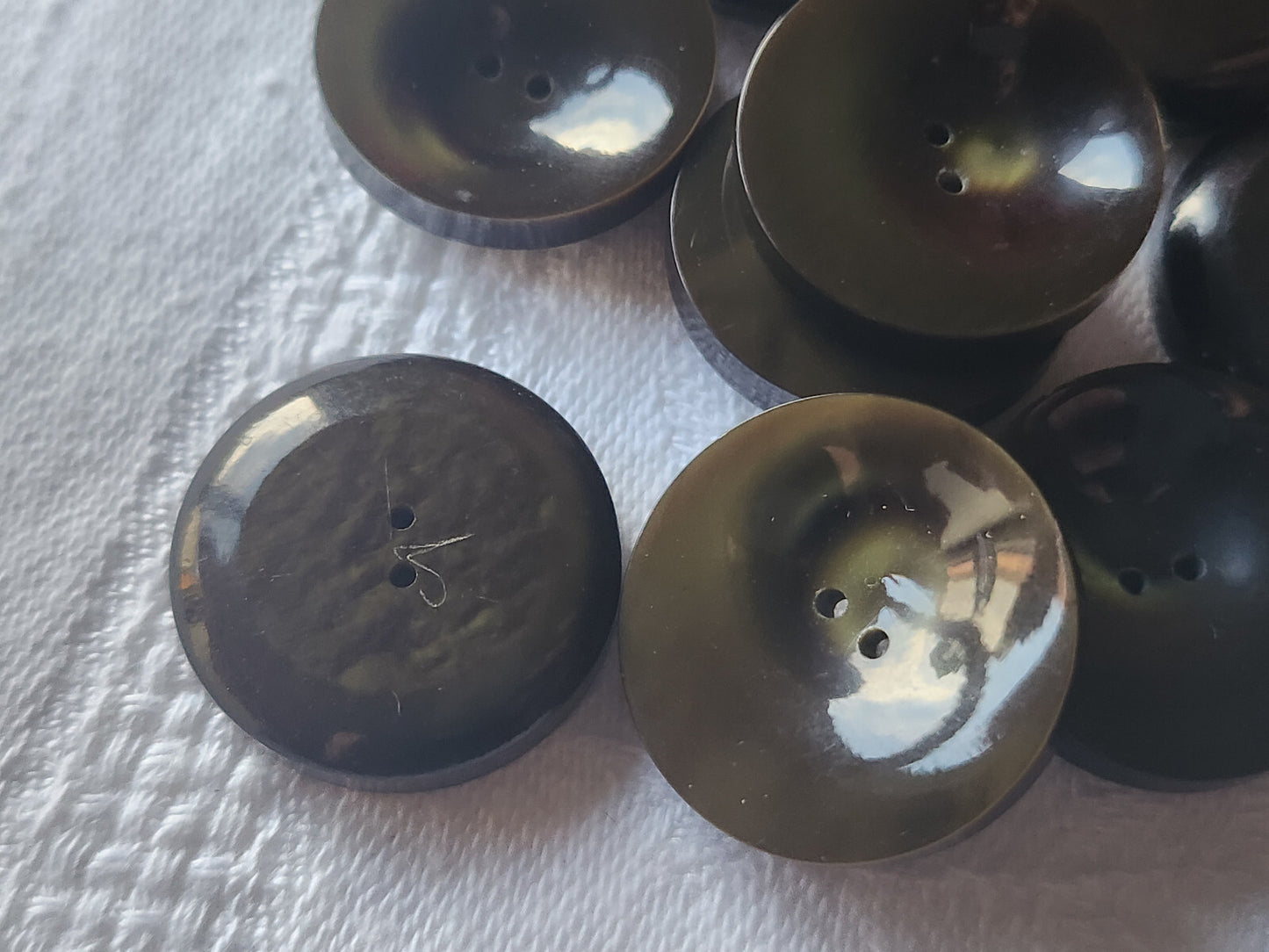 Lot 6 boutons vintage vert laiteux 2,2 cm trous ref 4505