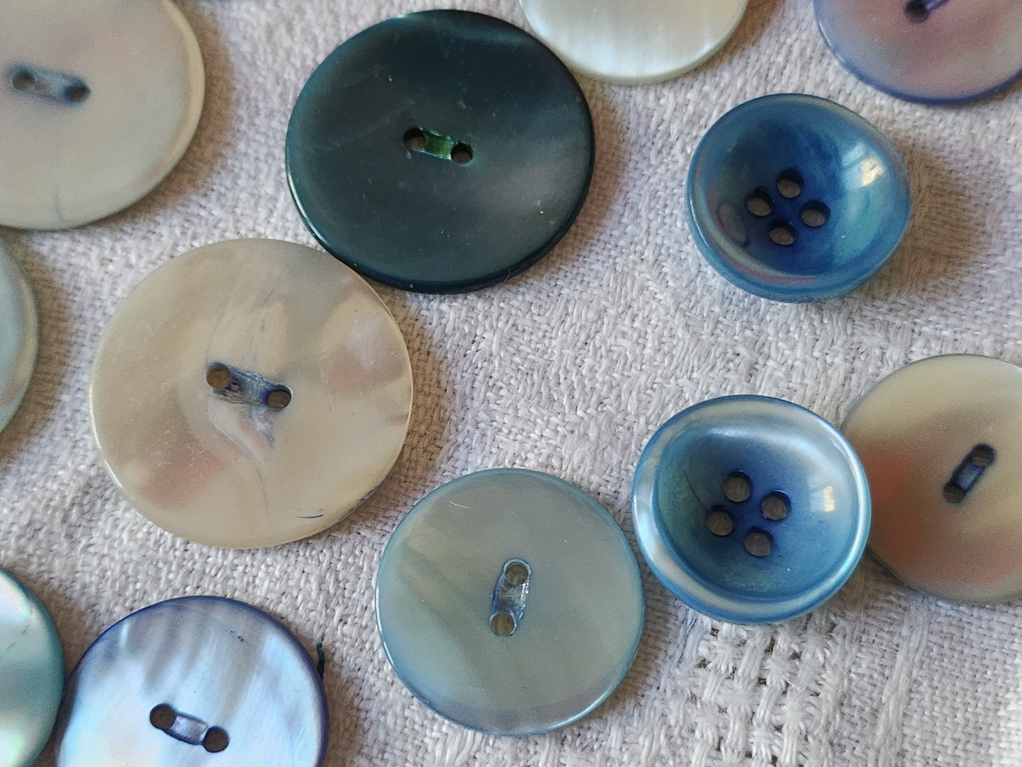 Lot 17 boutons en nacre vintage tons bleu 1,7 cm à 2,5 cm panaché ref 6126