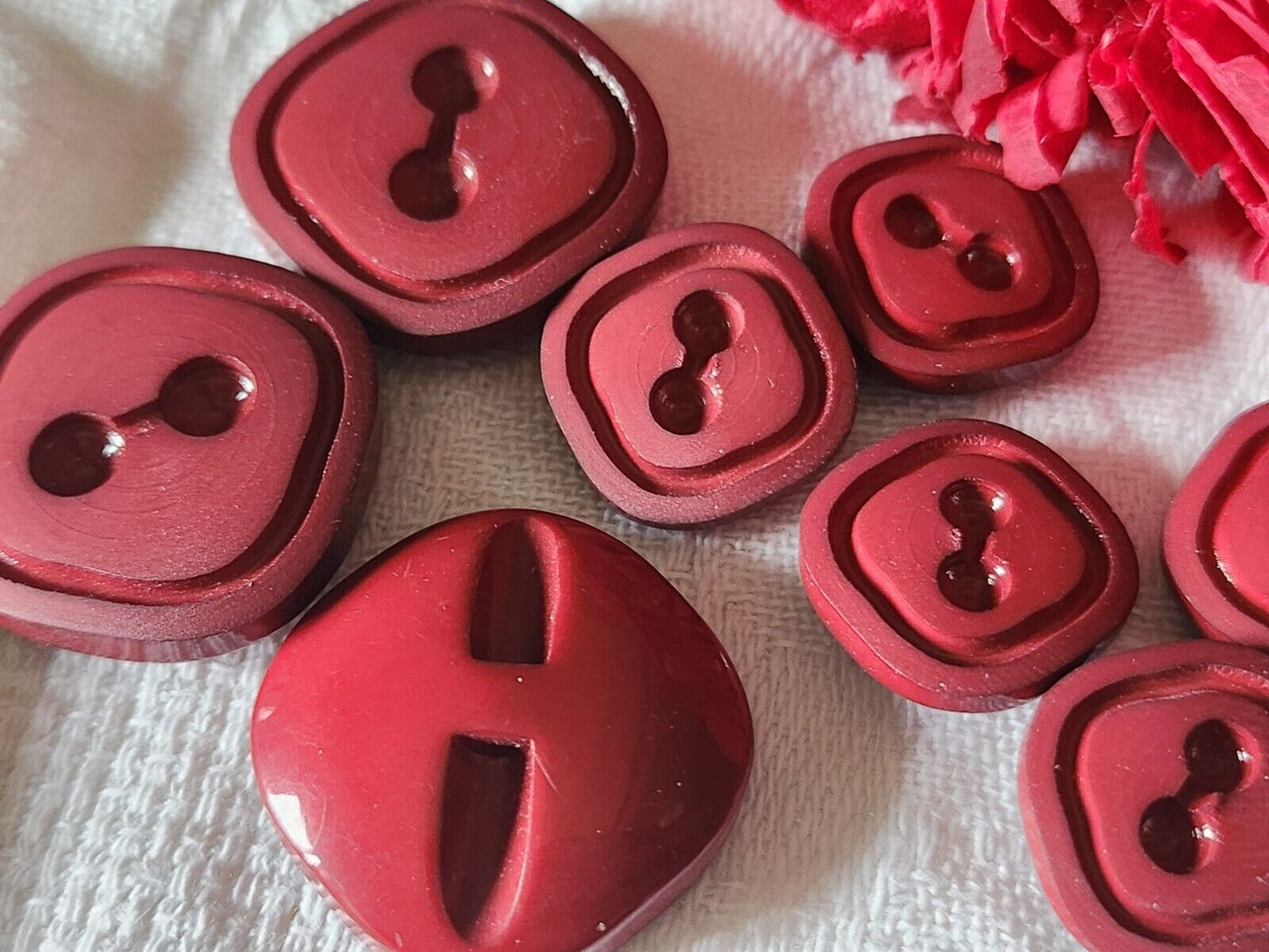 Lot 8 boutons vintage mat à pied rouge panaché 1,6 à 2,3 cm ref 3187