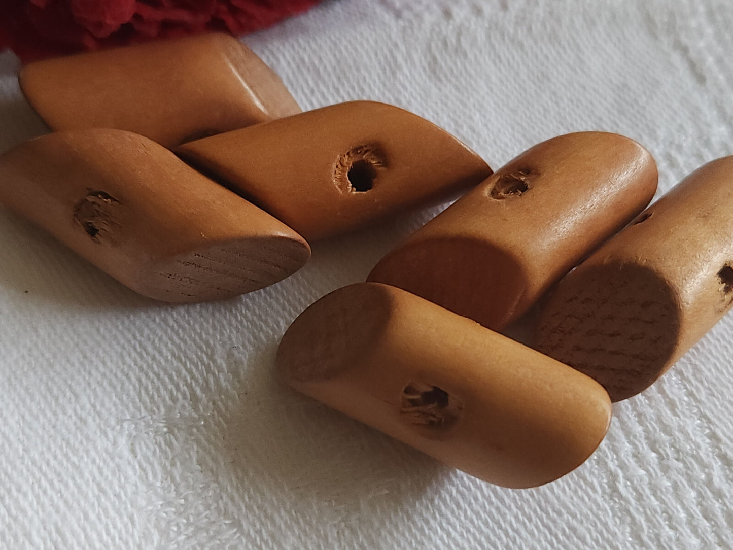 Lot 6 boutons anciens en bois biseauté au max 2,8 sur 1,1 cm ref 5283