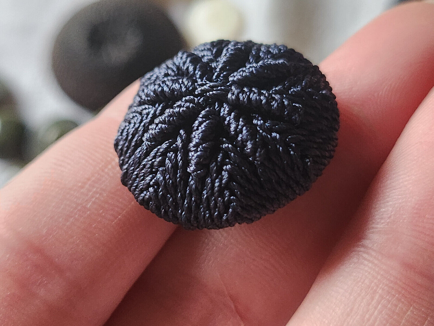 Ancien bouton en passementerie bleu fait main collection 2,5 sur 2,6 cm D3C