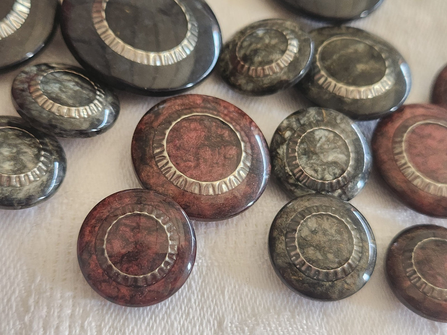 Lot 15 boutons vintage panaché pied inclusion 1,7 à 2,8 cm ref 865