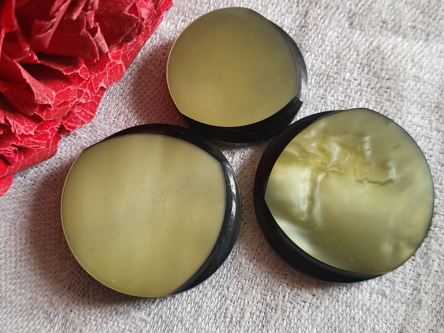 Trio boutons vintage pourtour noir travaillé panaché 2,2 et 2,7 cm ref 2798