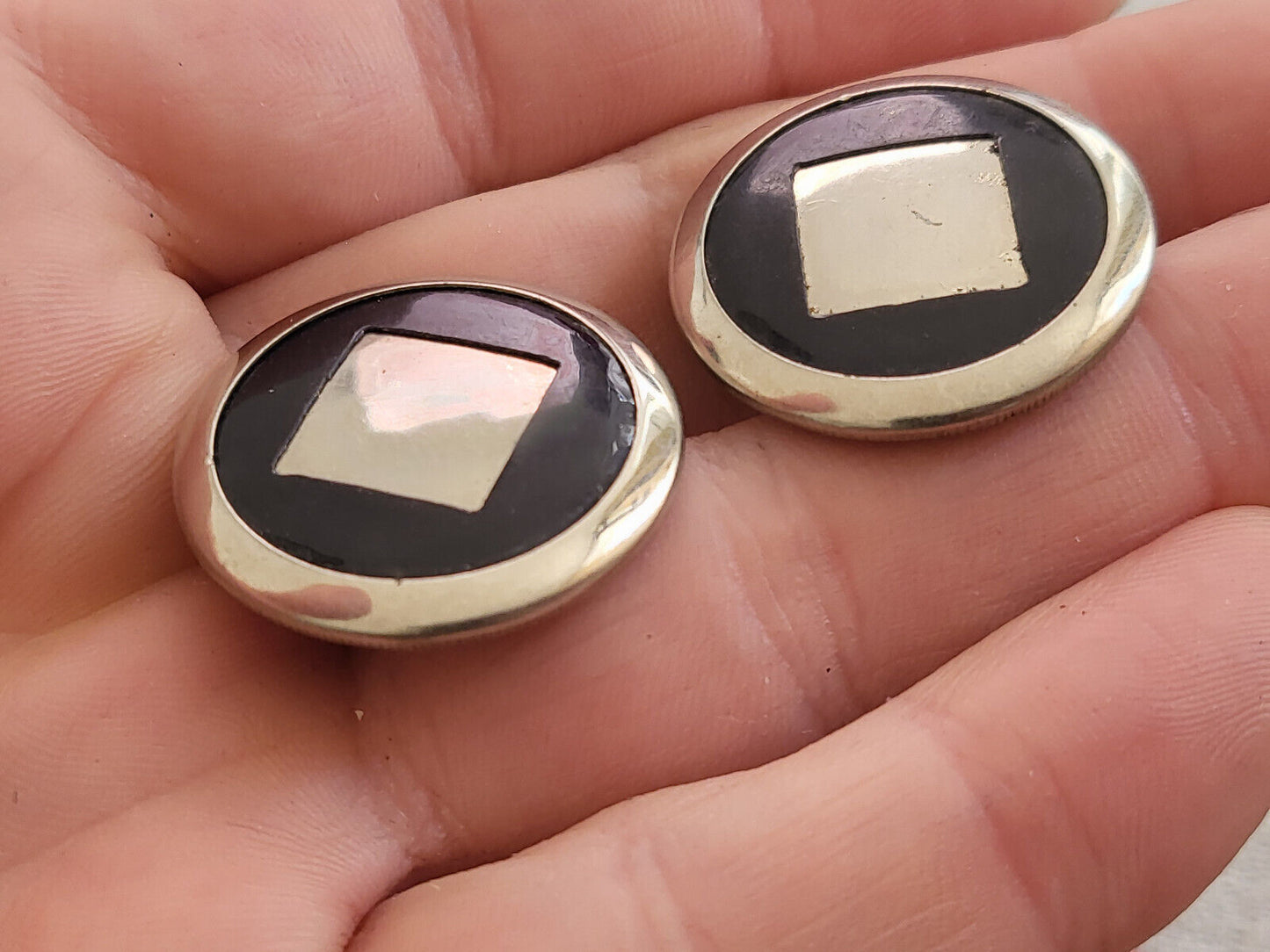 Duo boutons anciens en métal ornement coloré à pied argenté 2,7 cm D8G