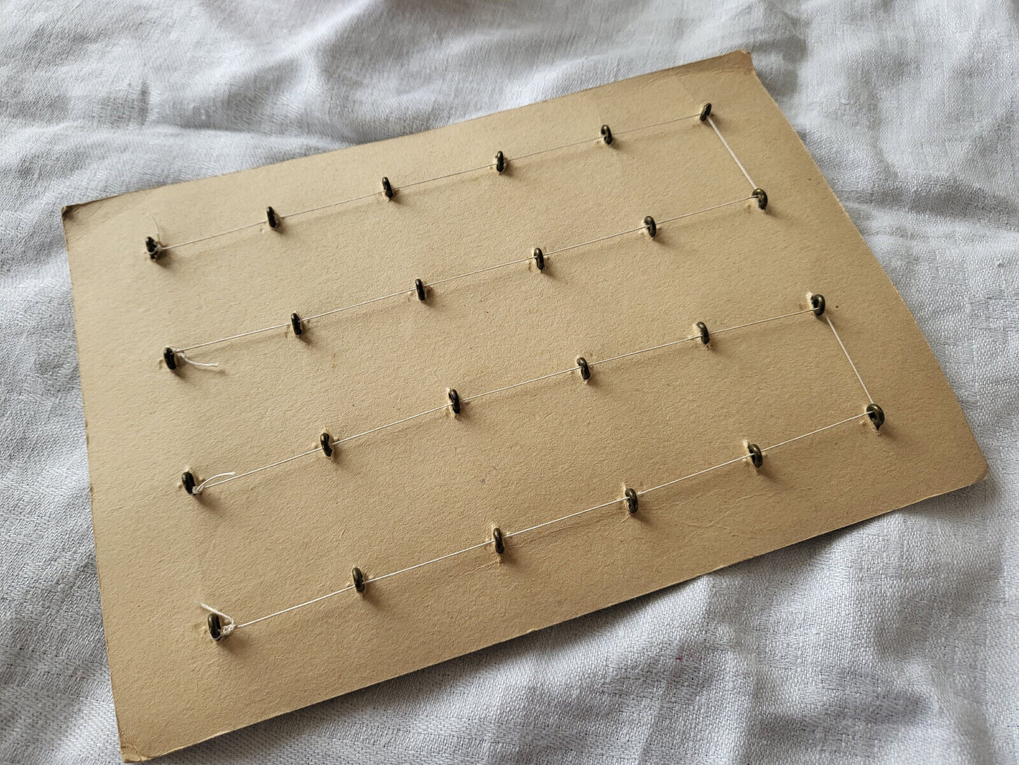 Plaque 24 boutons anciens crème effet corne pied métal lourd 1,7 cm T18