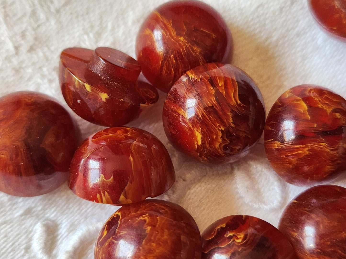 Lot 10 superbes boutons vintage rouge moucheté volume pied 1,5 cm ref 5504