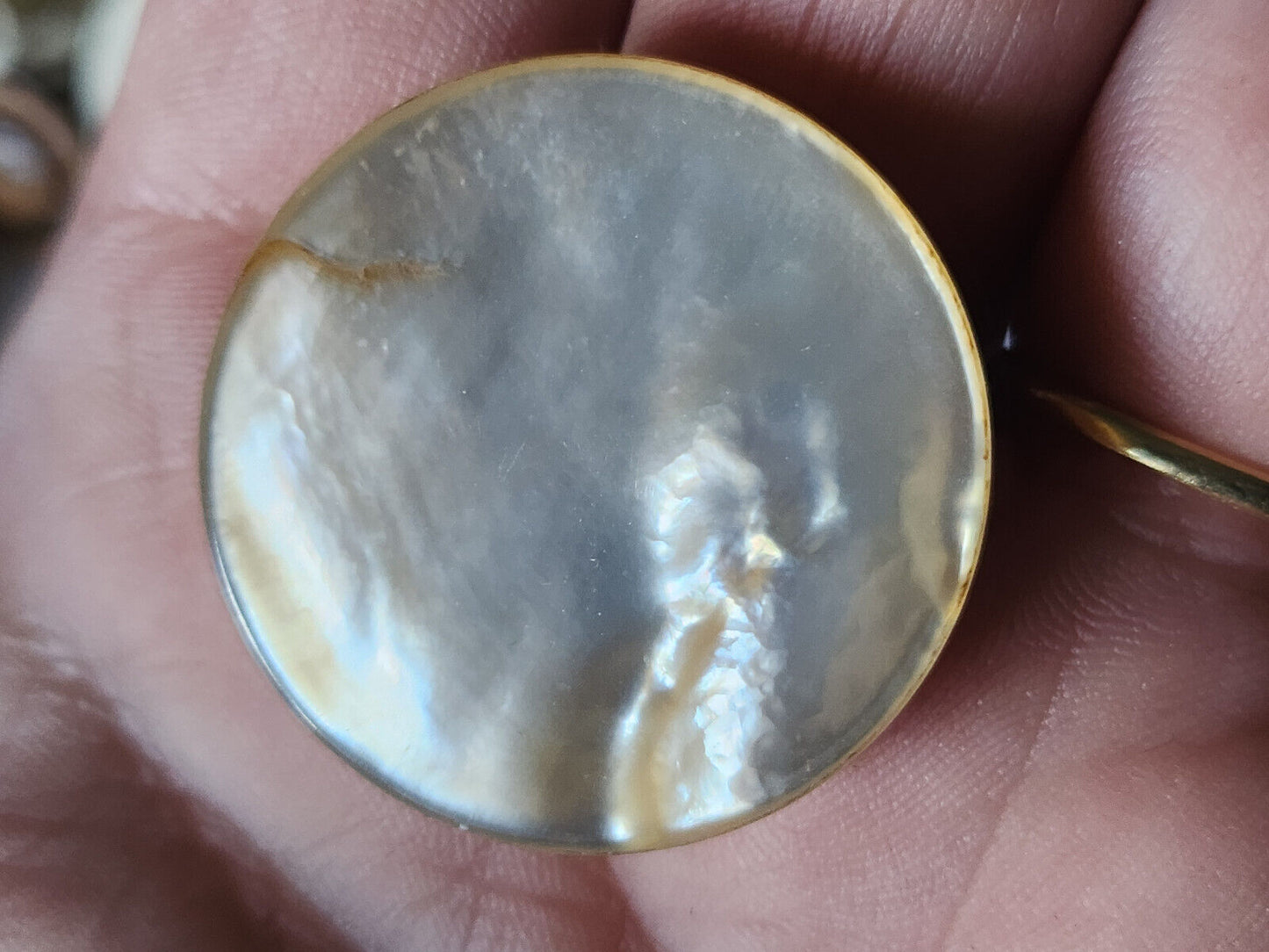 Gros bouton ancien en nacre épais joli blanc laiteux à pied 3 cm G16C