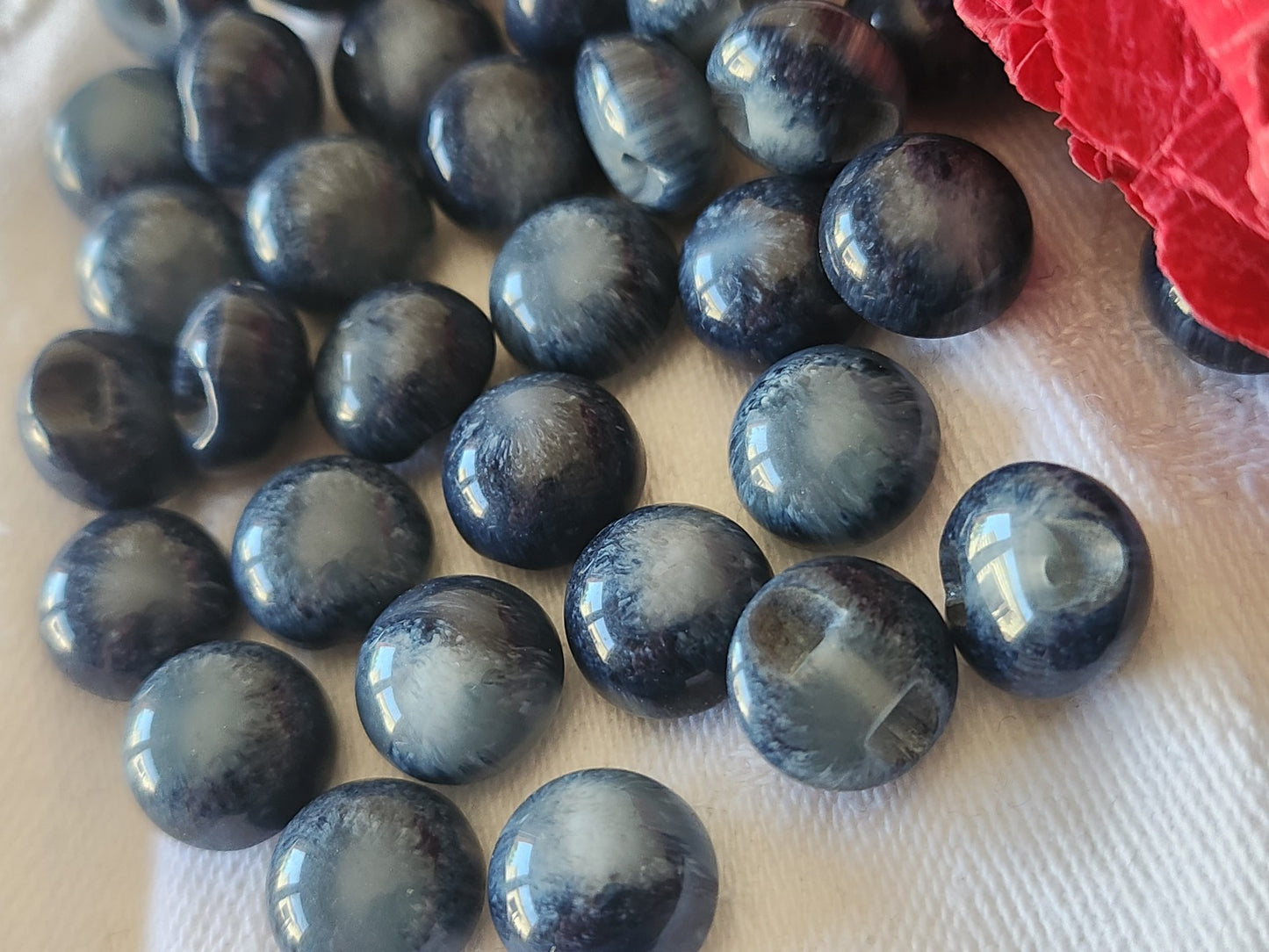 Lot 20 boutons vintage petits bleu foncé 1,1 cm pied bombé ref 5074