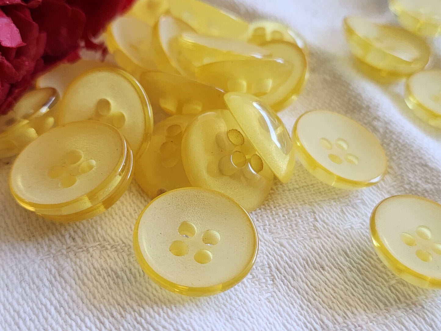 Lot 25 boutons vintage jaune coeur mat texturé trous 1,7 cm ref 5739
