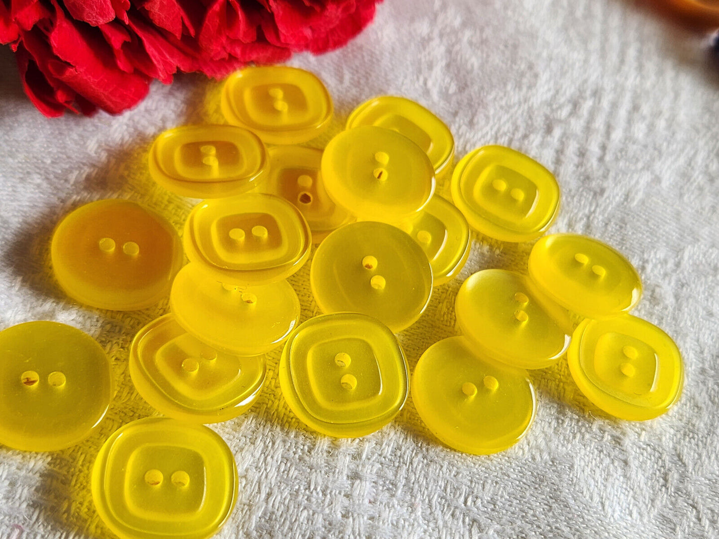 Lot 18 boutons vintage jaune nacré lumineux à trous 1,3 cm ref 1436