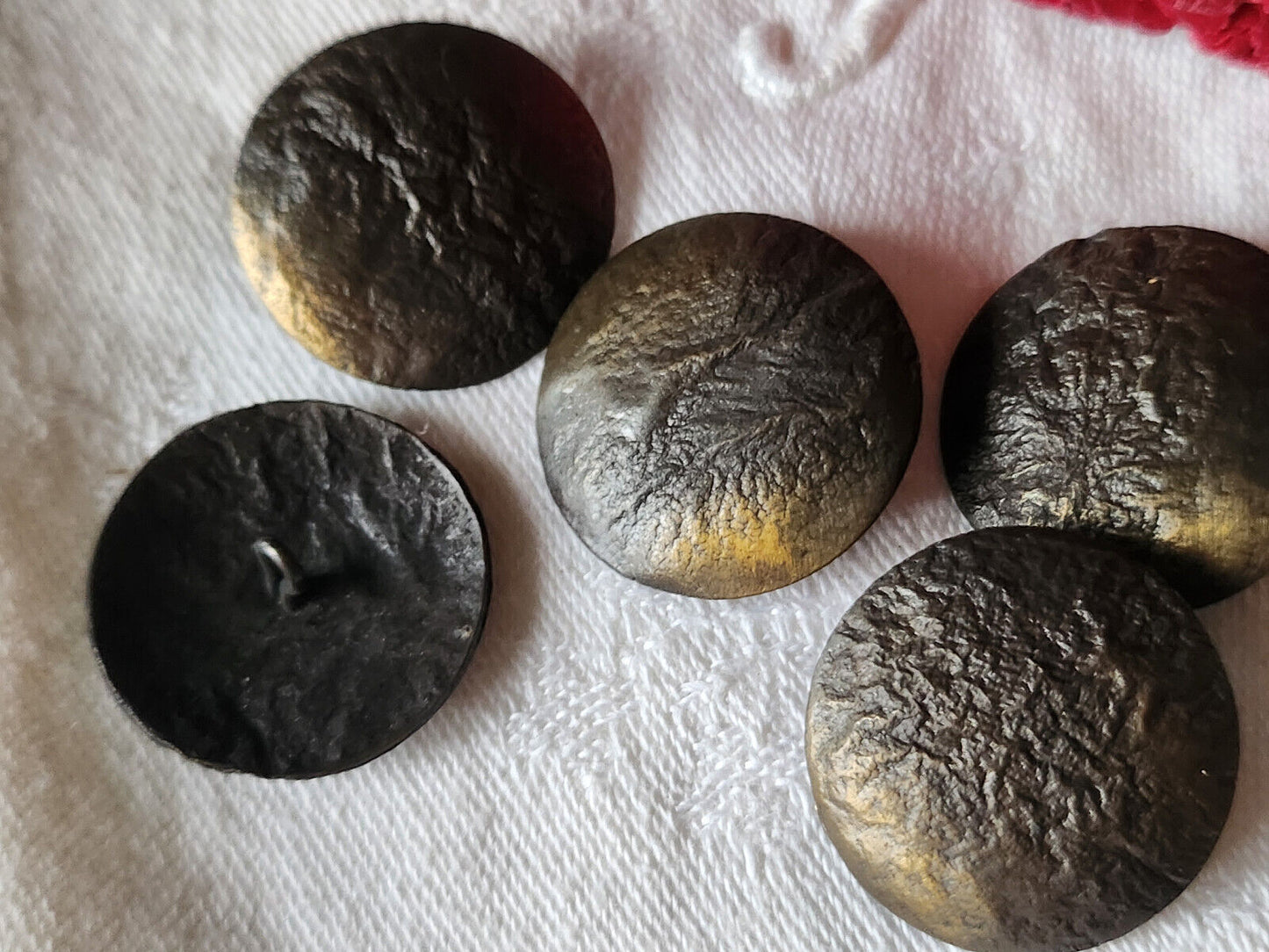 Lot 5 gros boutons vintage en métal texturé 2,5 cm pied ref 935