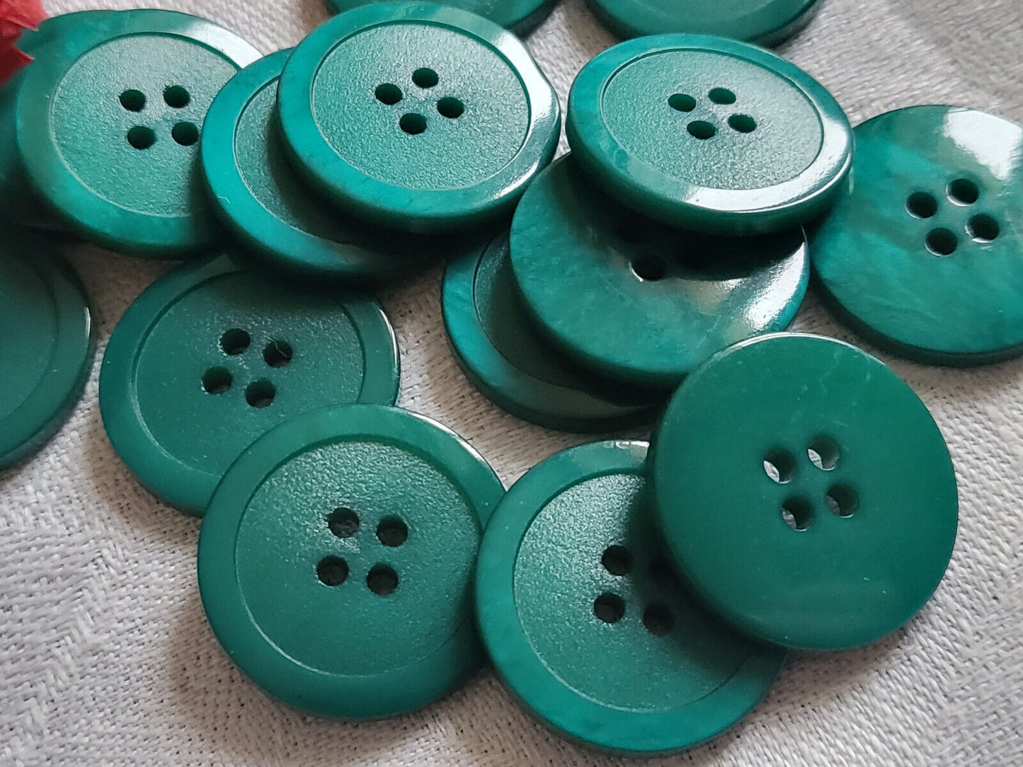 Lot 18 boutons vintage classique vert 4 trous rebord 2,2 cm ref 794