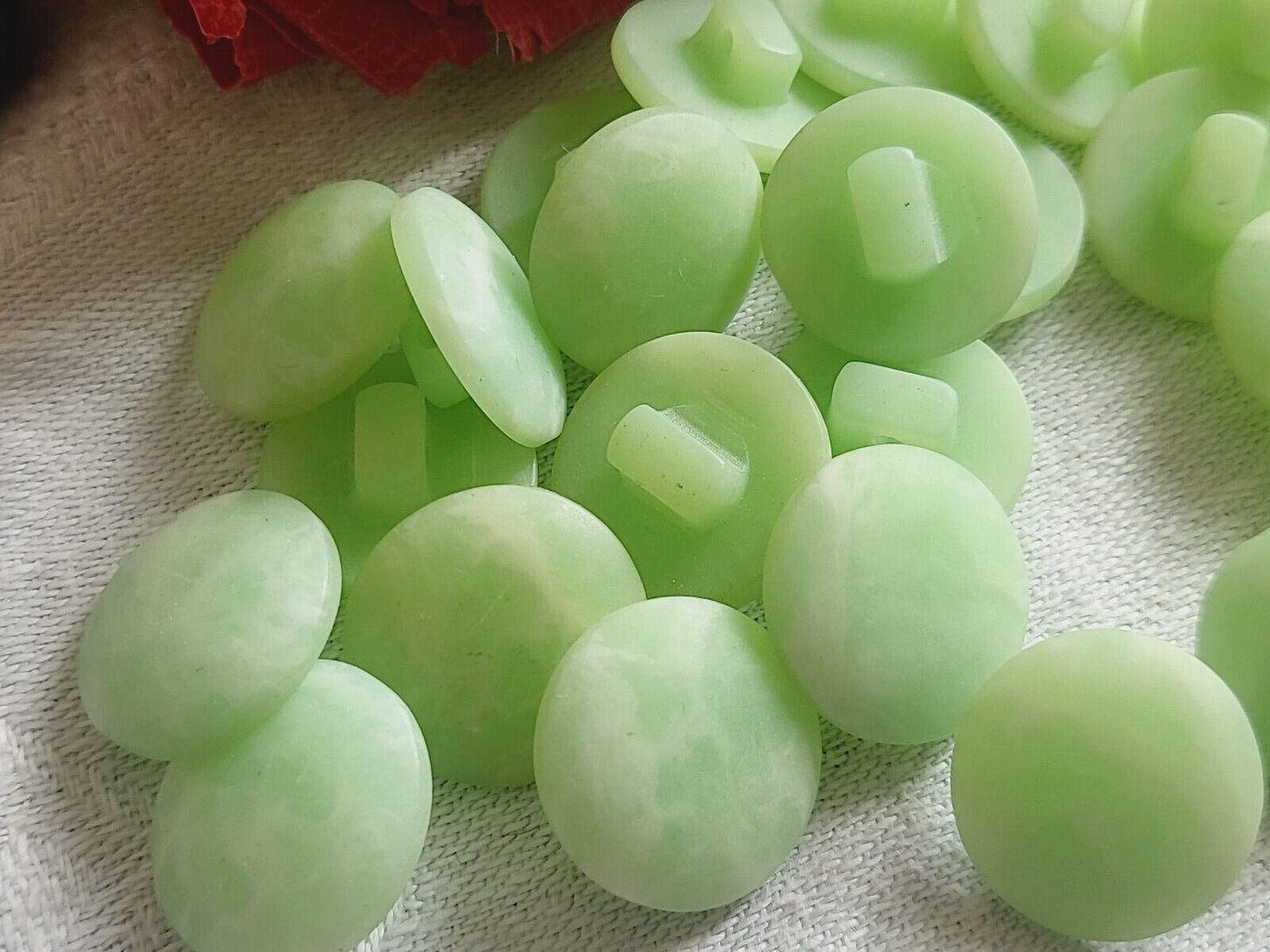 Lot 12 boutons vintage vert marbré mat bombé pied 1,5 cm ref 2179