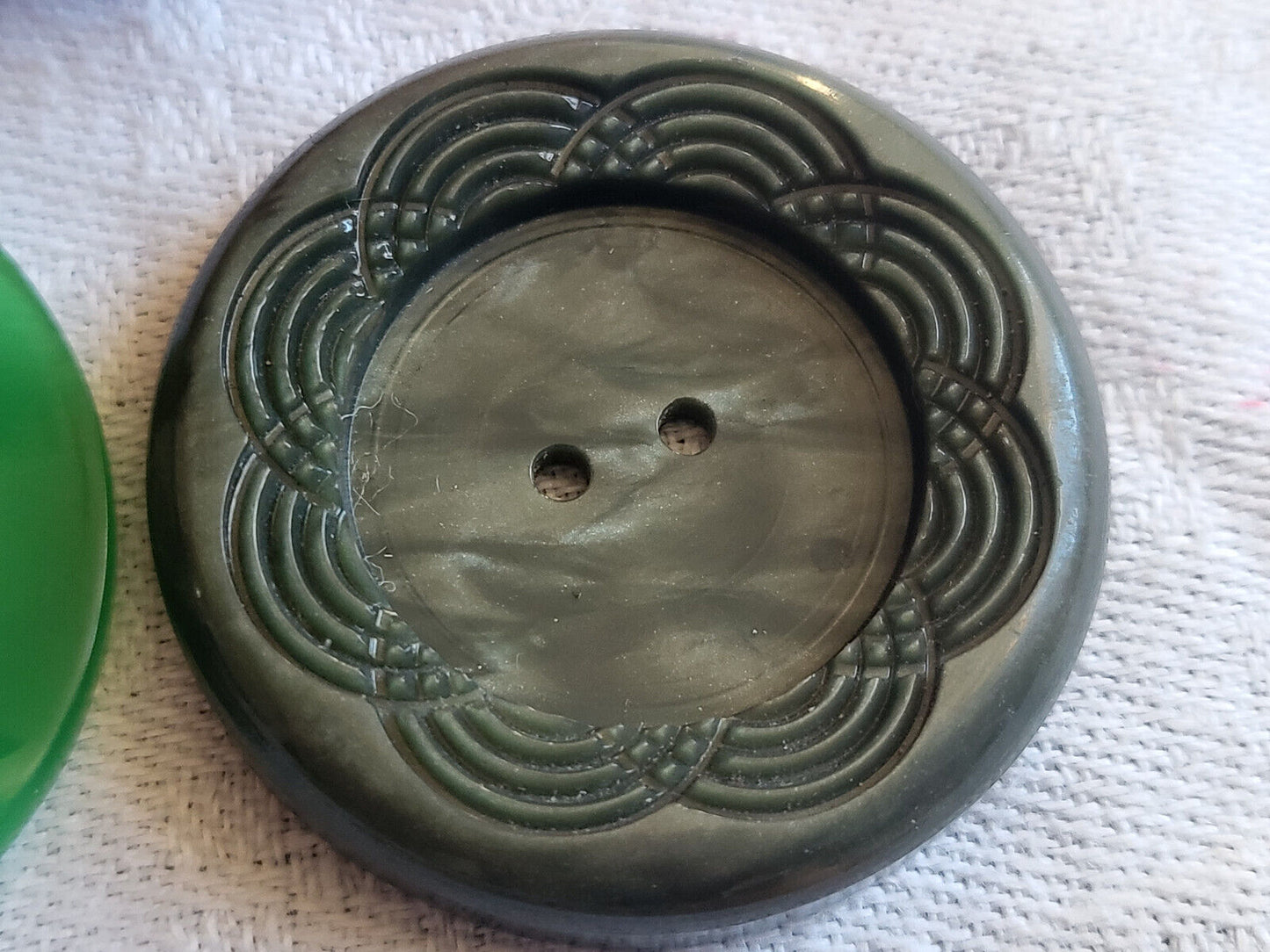 Duo gros boutons anciens vert travaillé manteaux 3,4 et 3,5 cm ref 1538