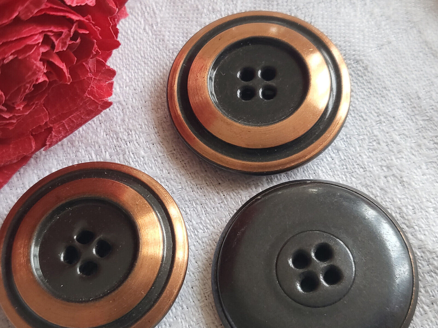 trio gros boutons vintage métal leger effet cuivre diamètre 3,1 cm ref 924