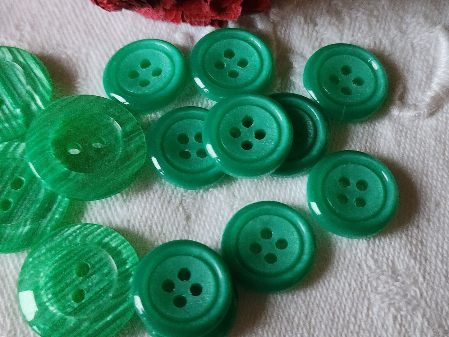 Lot 15 boutons vintage vert 2 series trous 1,4 et 1,8 cm ref 1076