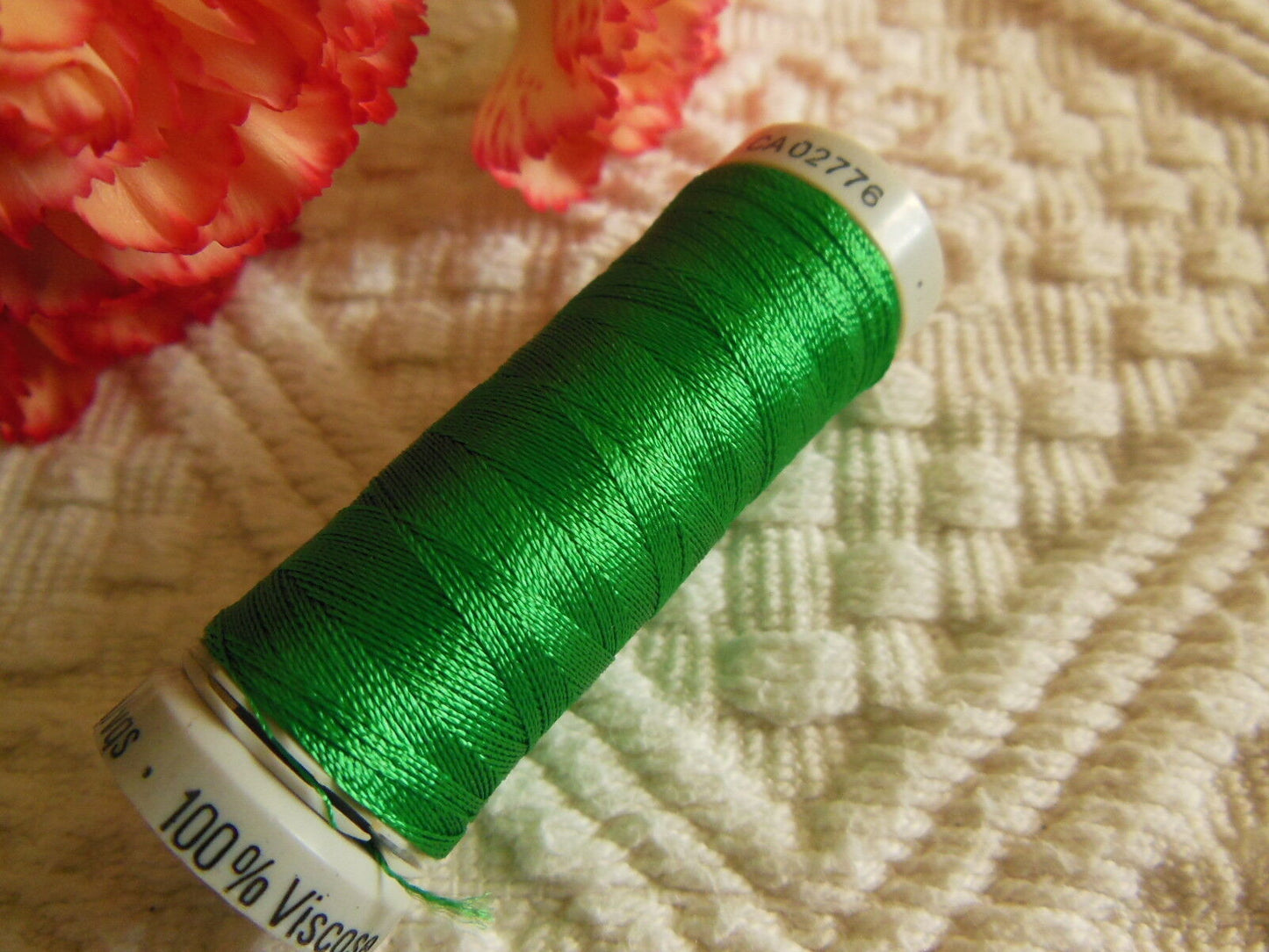Bobine fil à broder Gutermann 200 vert lumineux col 8375 couture