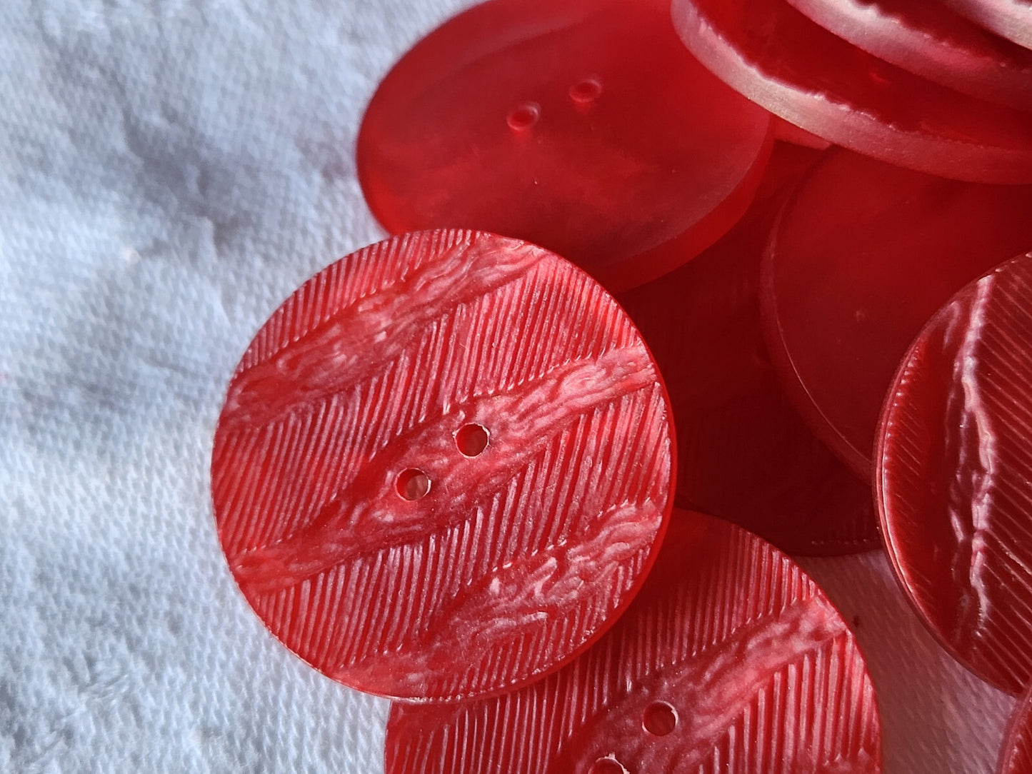 Lot 6 boutons vintage rouge texturé 2,8 cm à trous ref 823