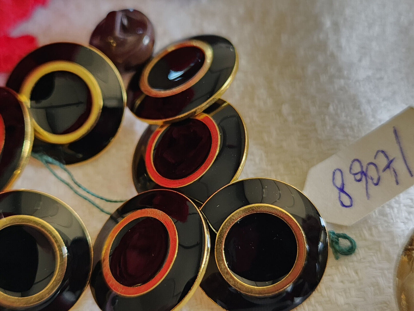 Lot 7 boutons en métal doré émaillé noir 1,6 cm parurier superbe pied ref 447