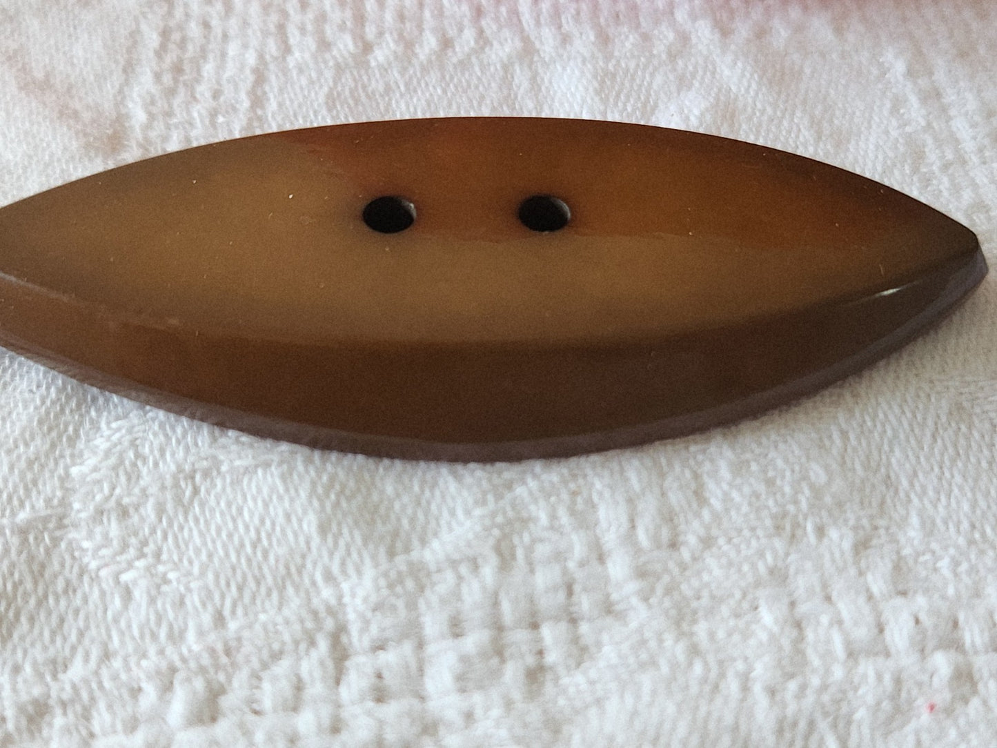 Enorme bouton vintage marron collection 7,3 cm sur 2,9 cm ref 6003