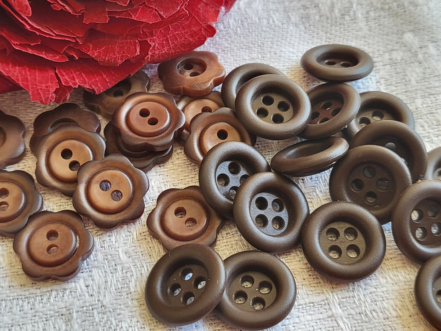 Lot 28 petits boutons vintage marron fleur panaché 2 séries 1,3 /1,4 cm ref 5469