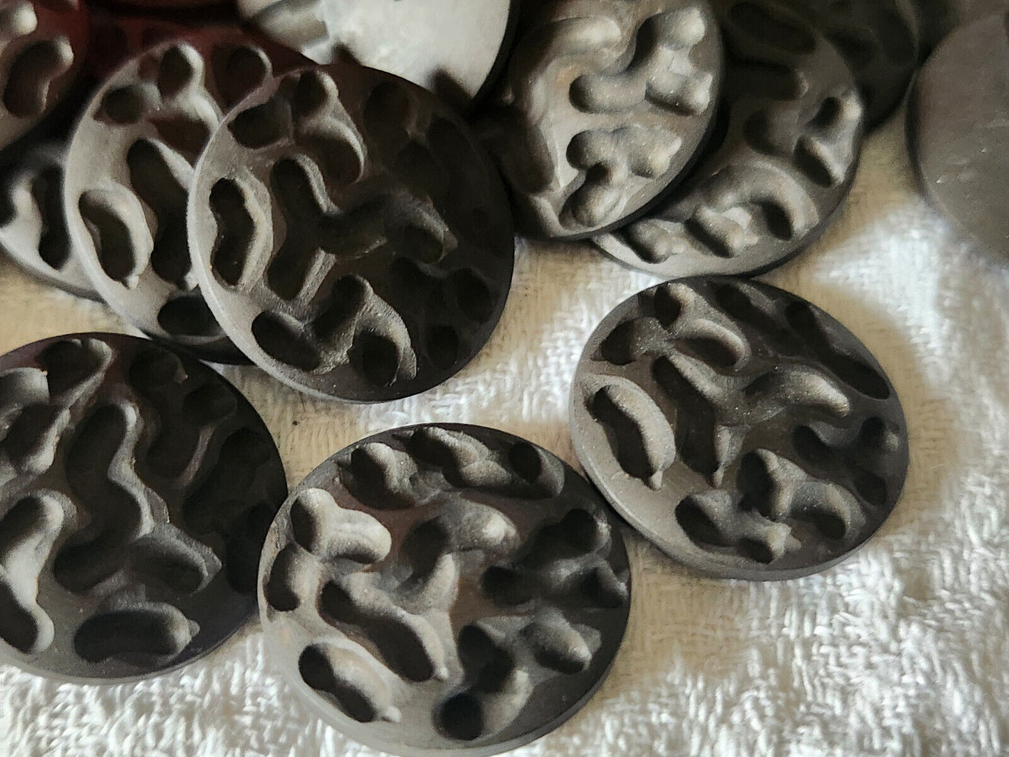 Lot 6 boutons vintage marron foncé mat à pied sculpté 2,1 cm ref 839