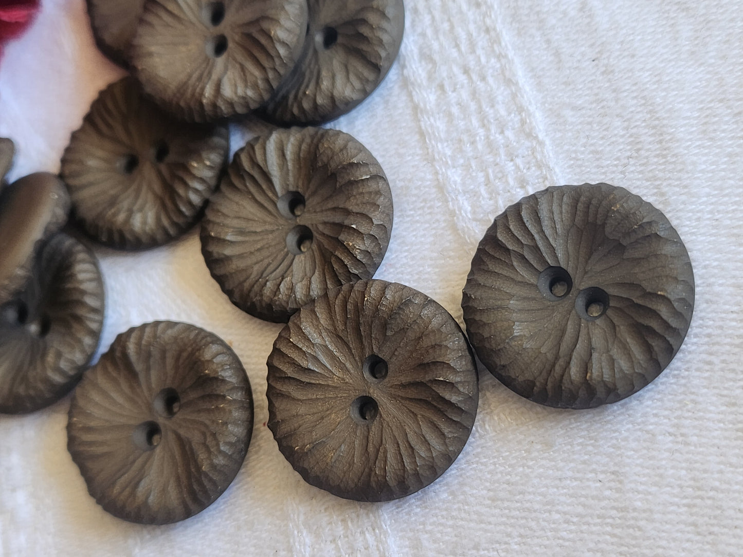 Lot 12 jolis boutons vintage marron texturé mat à trous 2,1 cm ref 746