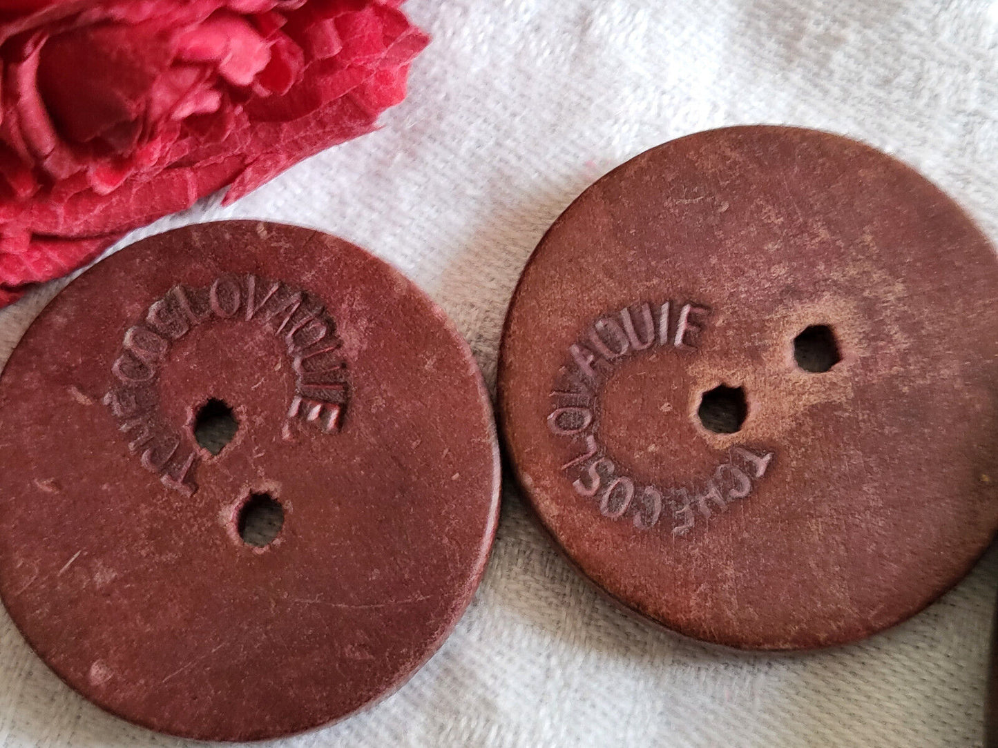 Duo gros boutons anciens en bois sculpté un peu terne 3,4 cm ref 2560