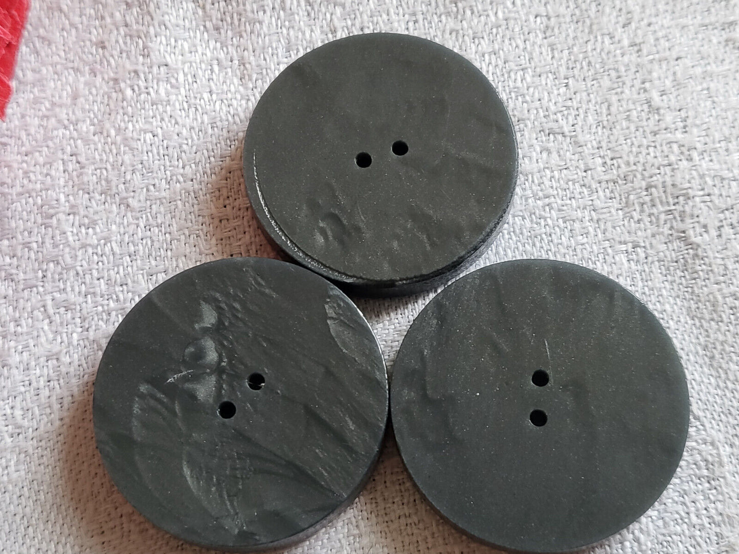 Trio gros boutons vintage gris ciselé motif diamètre 2,6 cm ref 2352