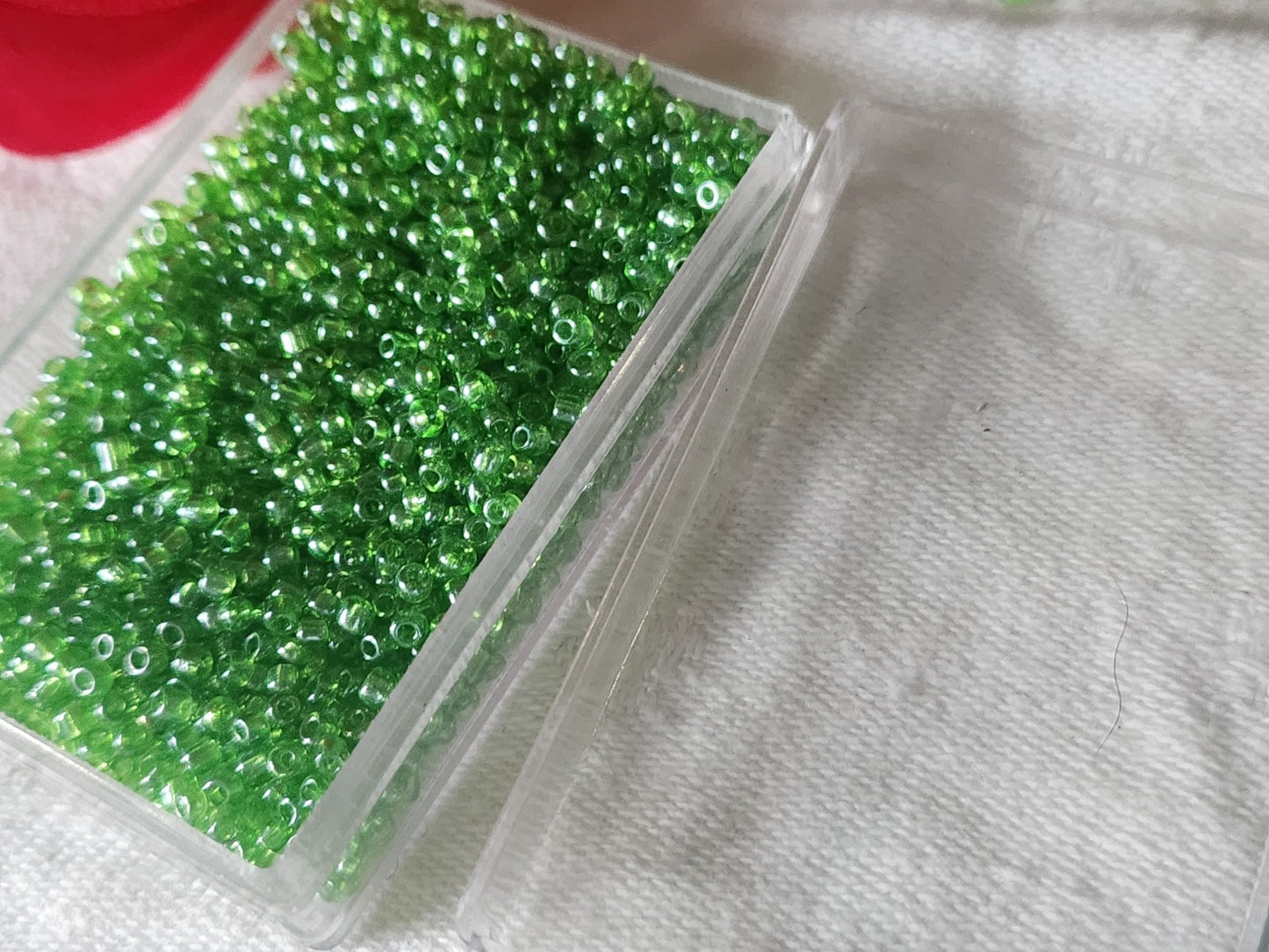 Lot environ 20 grammes de perles de rocaille verte n°16