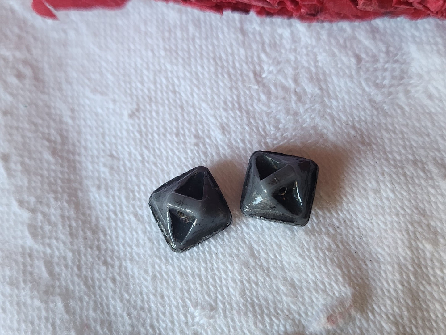 Duo mini boutons anciens en verre gris carré 0,8 cm art deco D11A