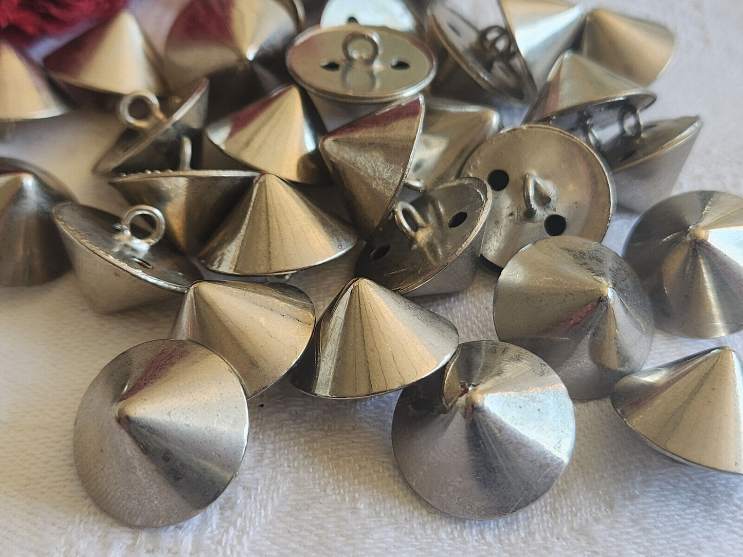 Lot 6 boutons vintage en métal argenté dome pyramide pied 1,7 cm ref 575