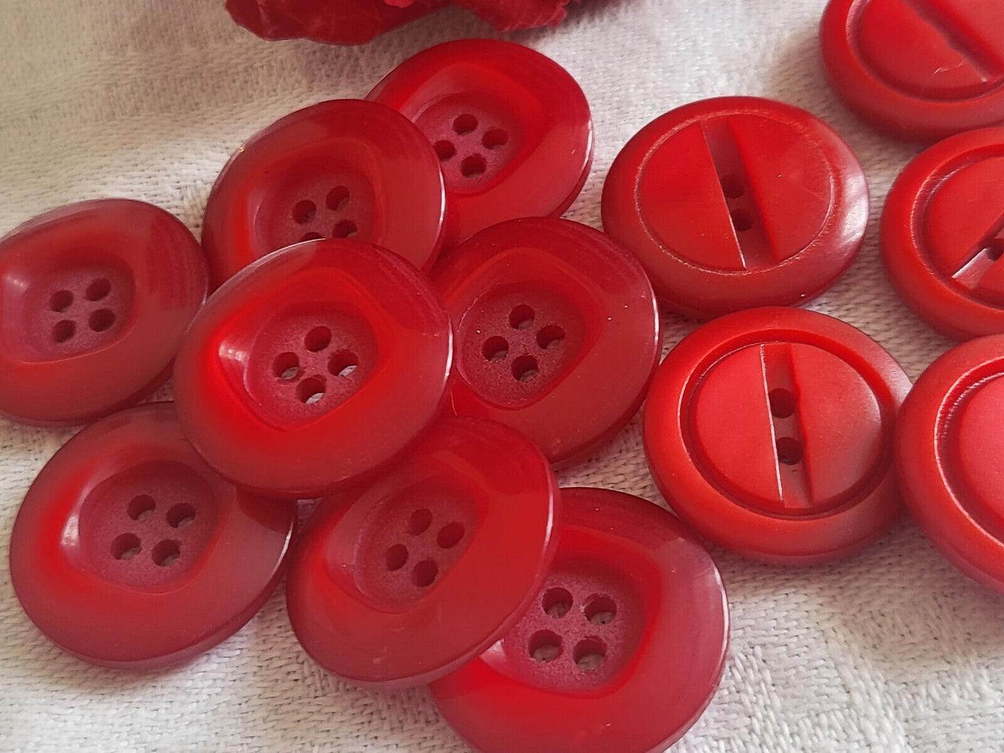 lot 16 boutons vintage rouge 2 séries panaché diamètre 1,7 à 1,8 cm ref 1766
