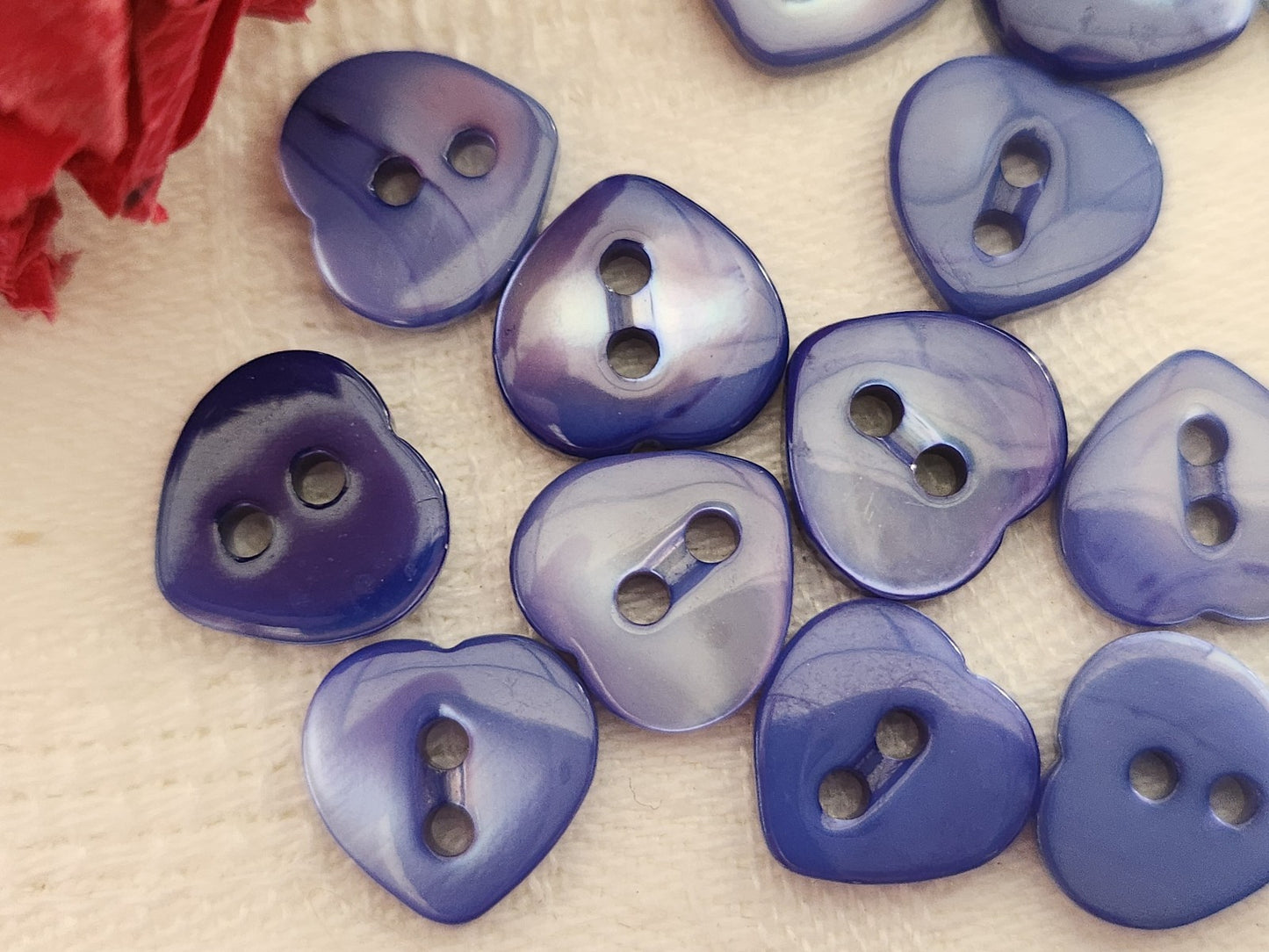 lot 16 boutons anciens en nacre bleu forme de coeur panaché 1,1 cm ref 5939