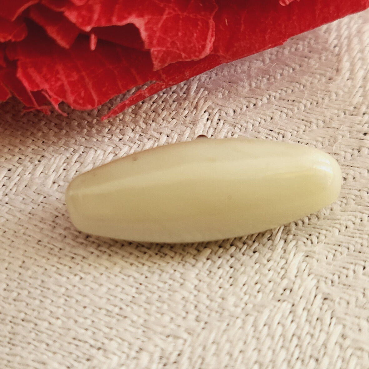 Bouton ancien en verre crème long à pied métal 0,7 sur 1,8 cm G13A