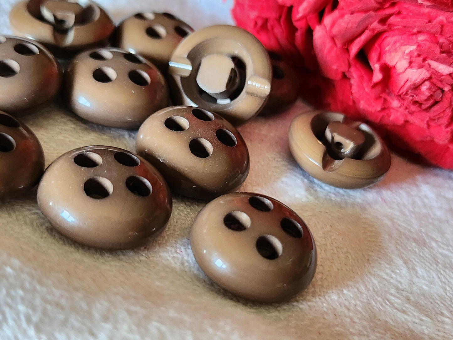 Lot 12 boutons vintage, marron imitation trou mais pied 1,7 cm ref 5360