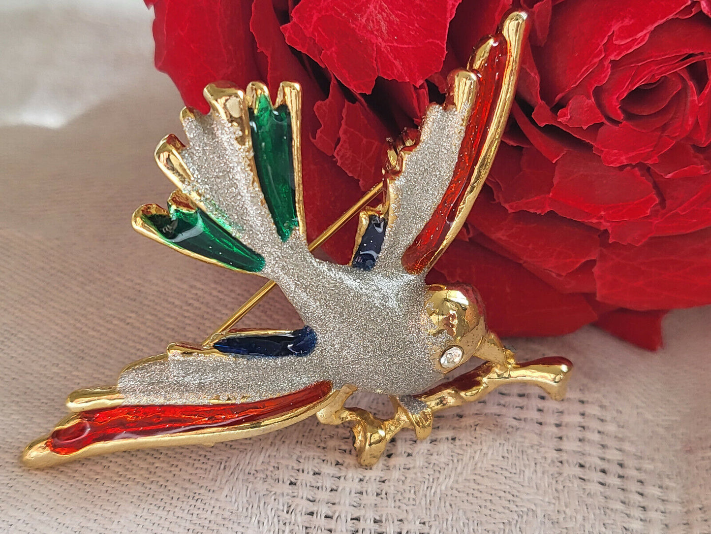 Broche métal doré émaillé vert rouge argenté 4,2 sur 5,8 cm