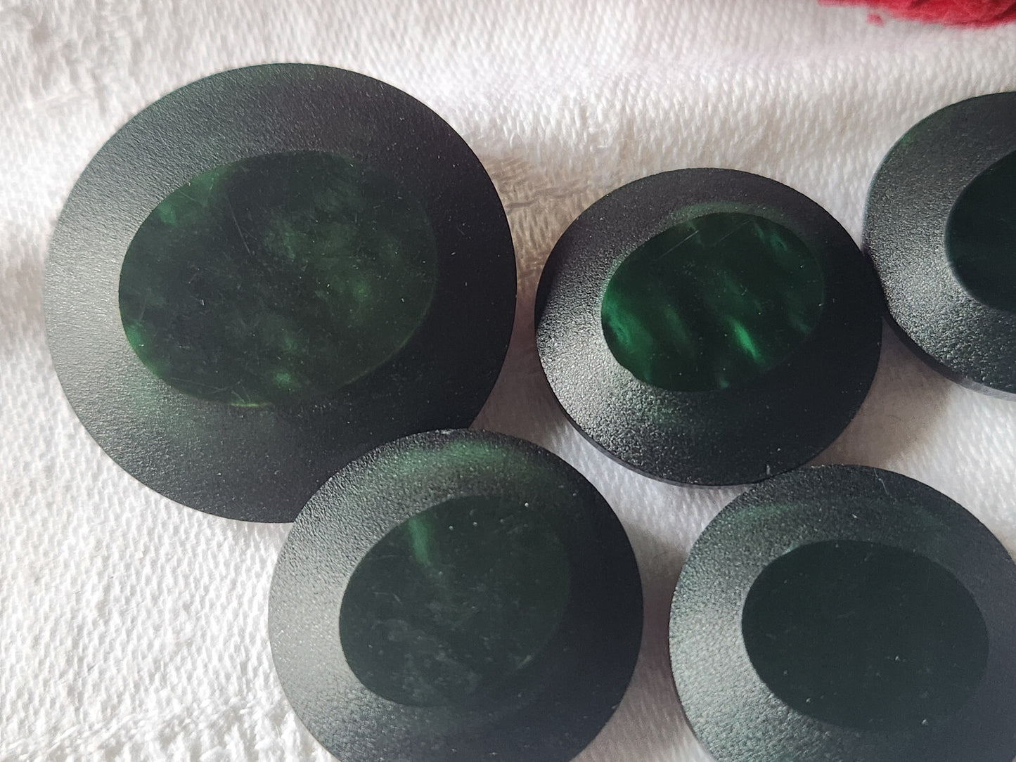 Lot 5 Boutons vintage panaché vert 2,2 cm et 2,9 cm (1 seul) ref 4896