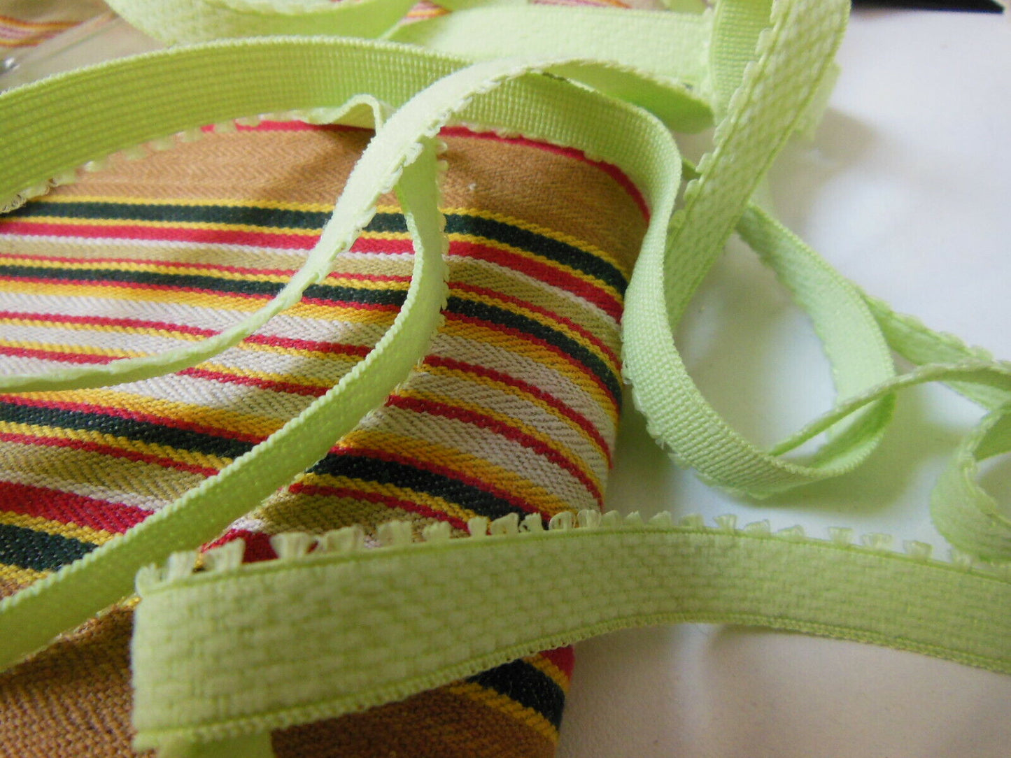 Elastique vintage vert tendre galon 5 mètres sur 1 cm A3