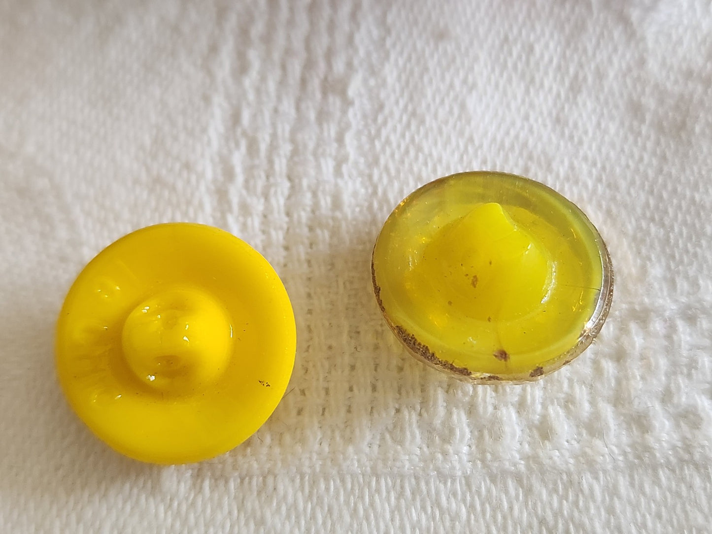 Duo boutons vintage en verre jaune travaillé 1,6 cm G7N
