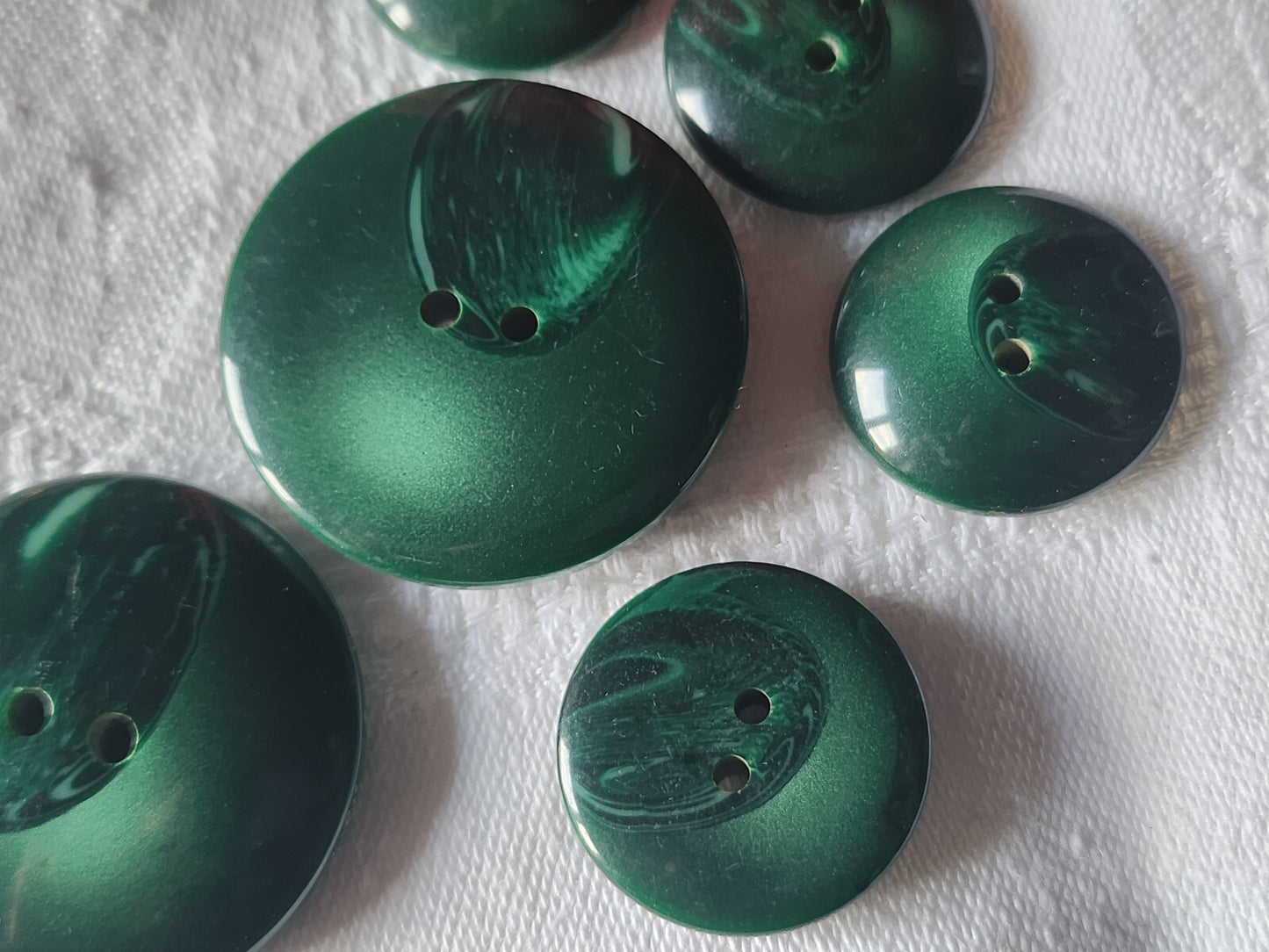lot 6 boutons vintage vert veiné 2,2 et 3,4 cm trous ref 2162