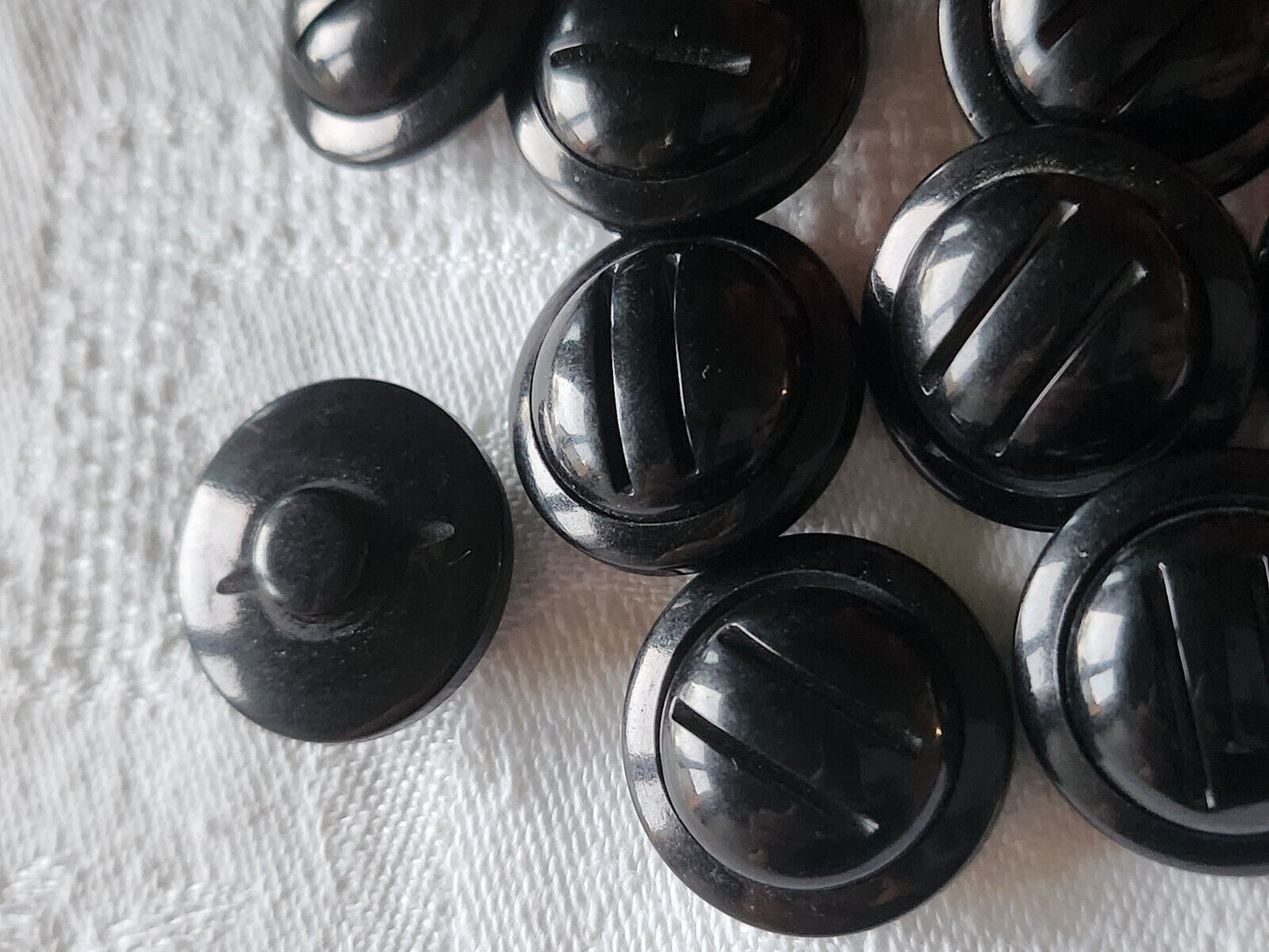 Lot 10 boutons vintage noir bombé strié ajouré 1,9 cm pied ref 836