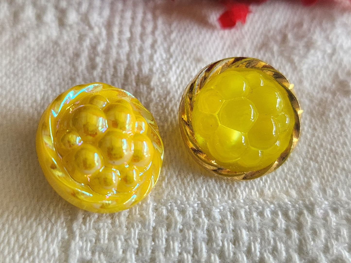 Duo boutons vintage en verre jaune travaillé 1,6 cm G7N